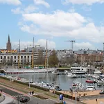Huswell - Beautiful Overlooking The Marina